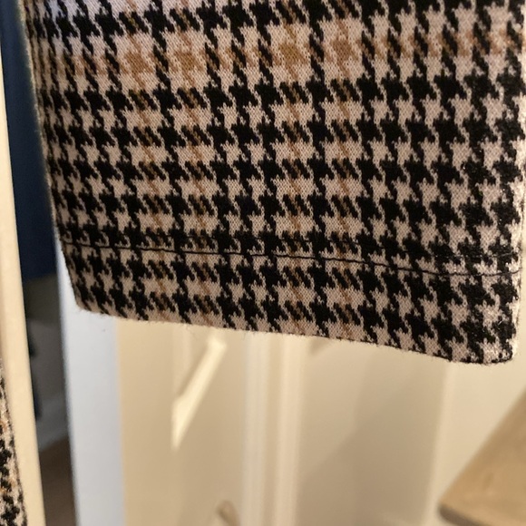 Knit/ stretchy fitted dress by J. McLaughlin size Large - Picture 4 of 6